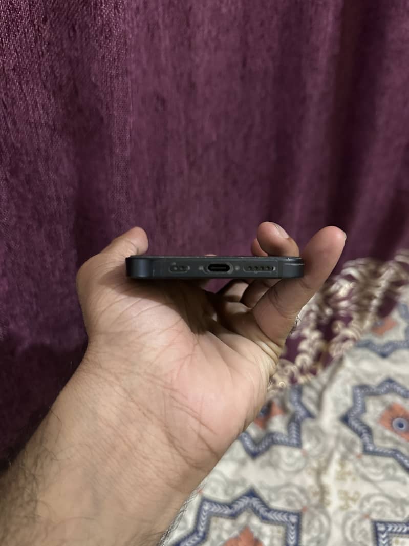Apple iPhone 16e 4