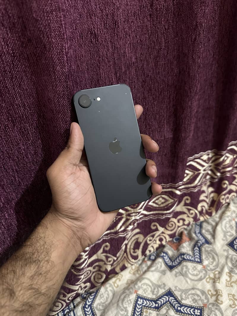 Apple iPhone 16e 5