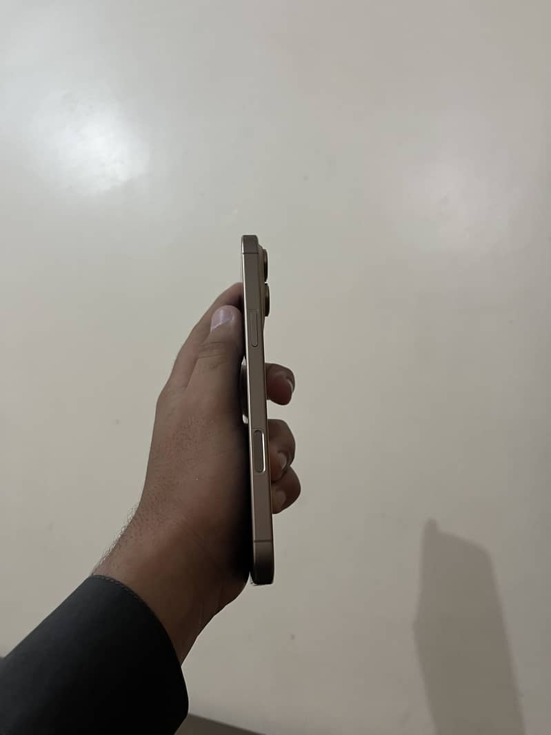 iPhone 16 Pro Max 1