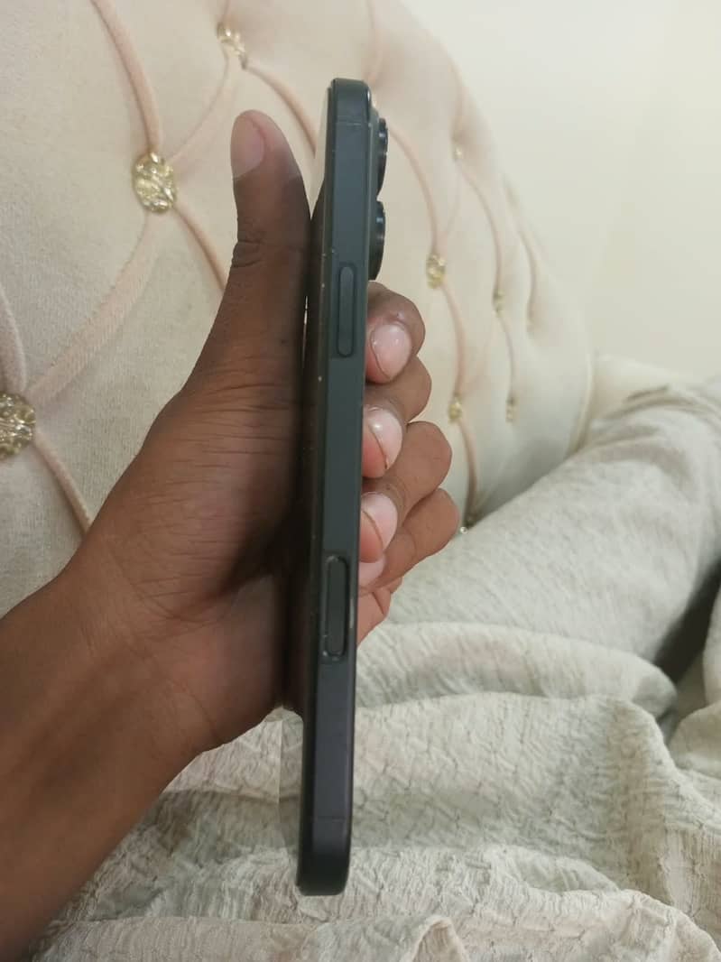 Apple iPhone 16 Pro Max 4