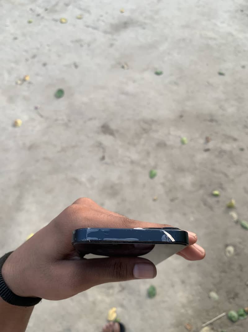 Apple iPhone 13 5