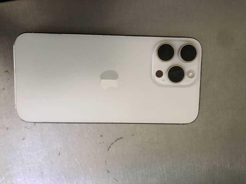 Apple iPhone 15 Pro Max 4