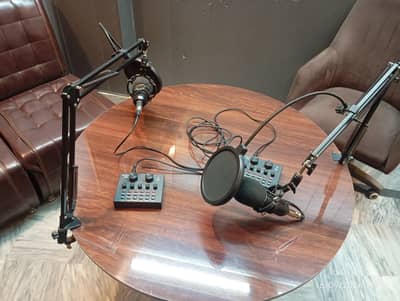 PODCAST TABLE WITH MICS