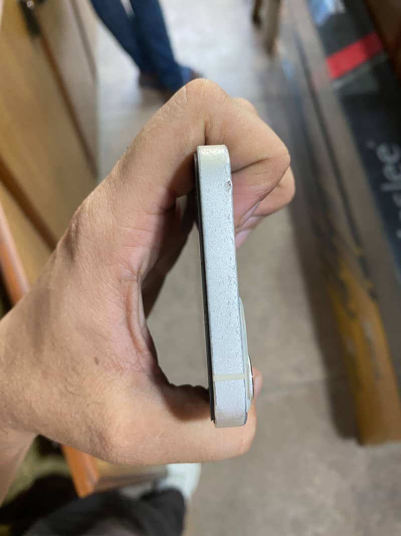 Apple iPhone 13 2