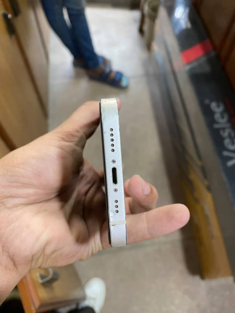 Apple iPhone 13 5