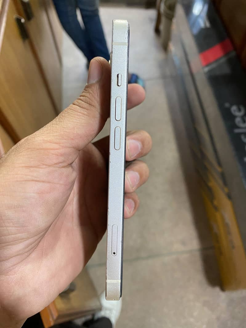 Apple iPhone 13 8