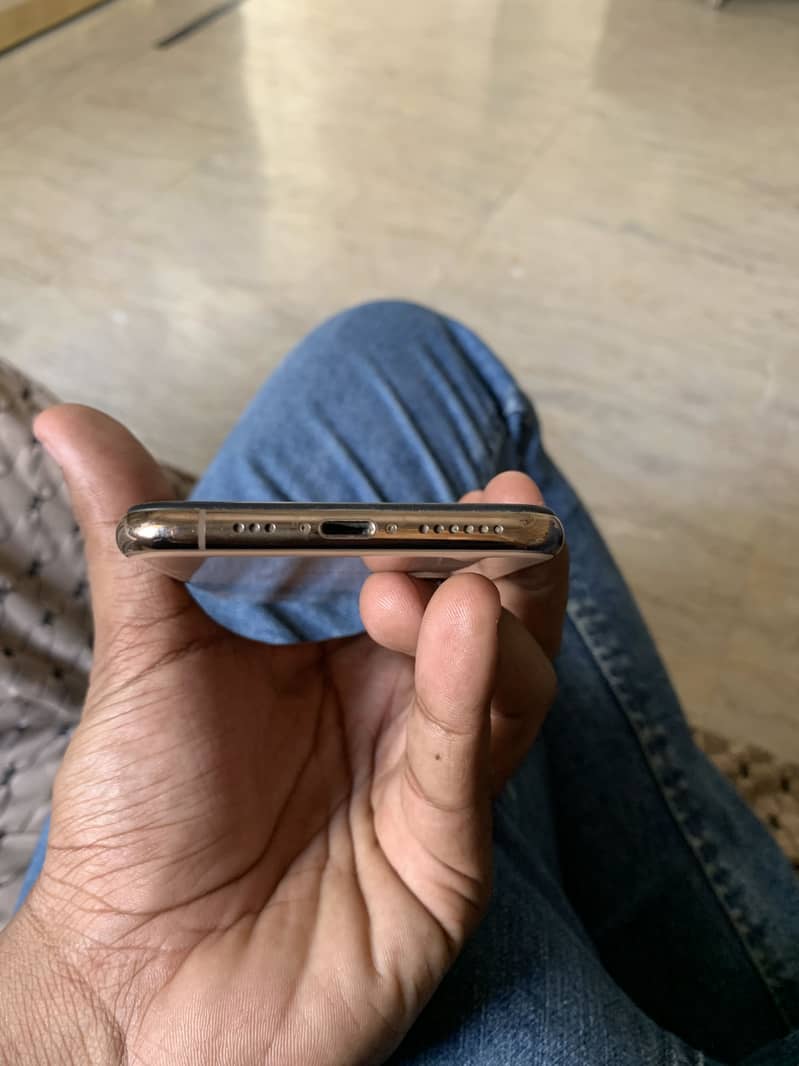 Apple iPhone XS 4