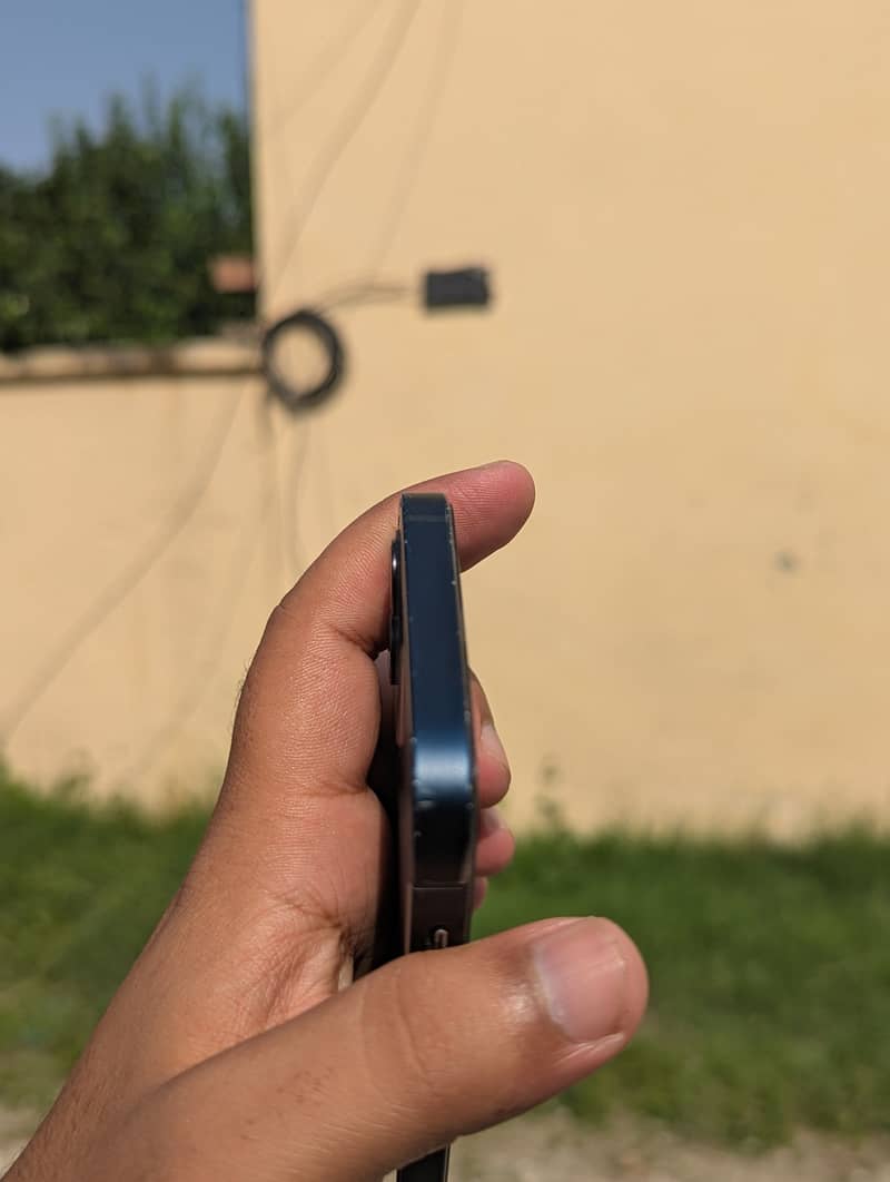 Apple iPhone 12 4