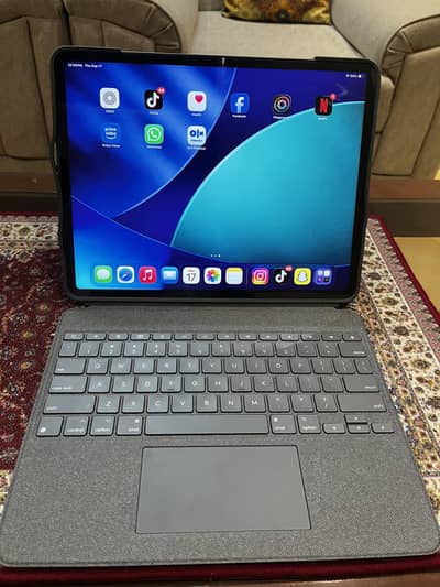 IPad Pro M1 12.9 inch with Logitech Magic Keyboard