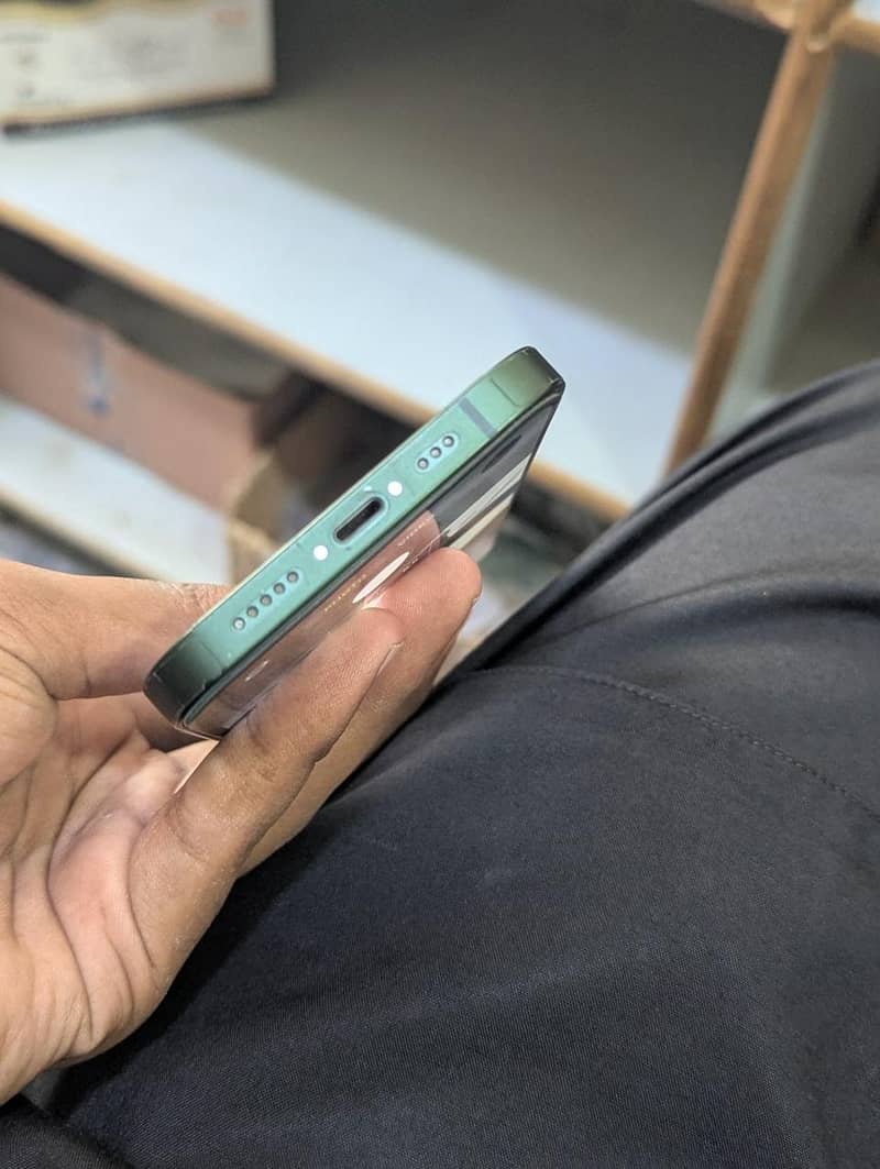 Apple iPhone 13 2