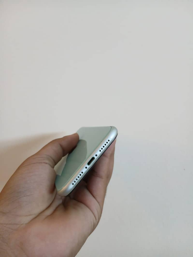 Apple iPhone 11 4