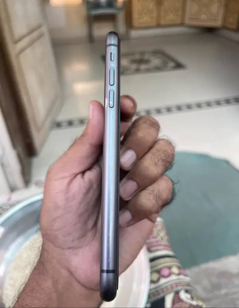 Apple iPhone 11 4
