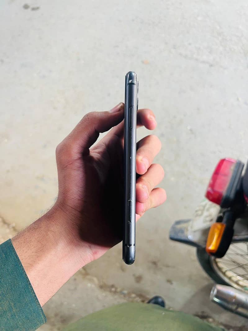 Apple iPhone 11 4