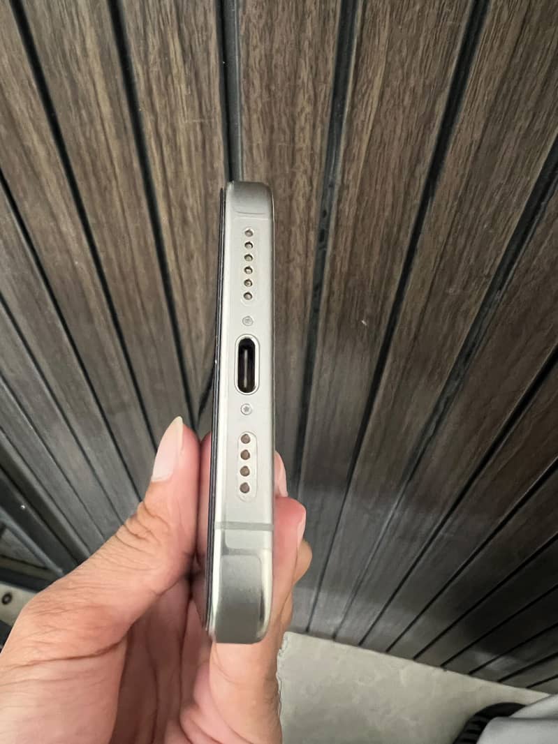 Apple iPhone 15 Pro Max 2