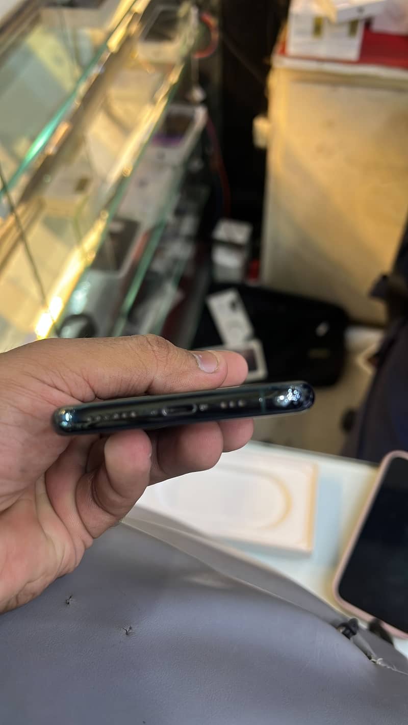 Apple iPhone 11 Pro 4