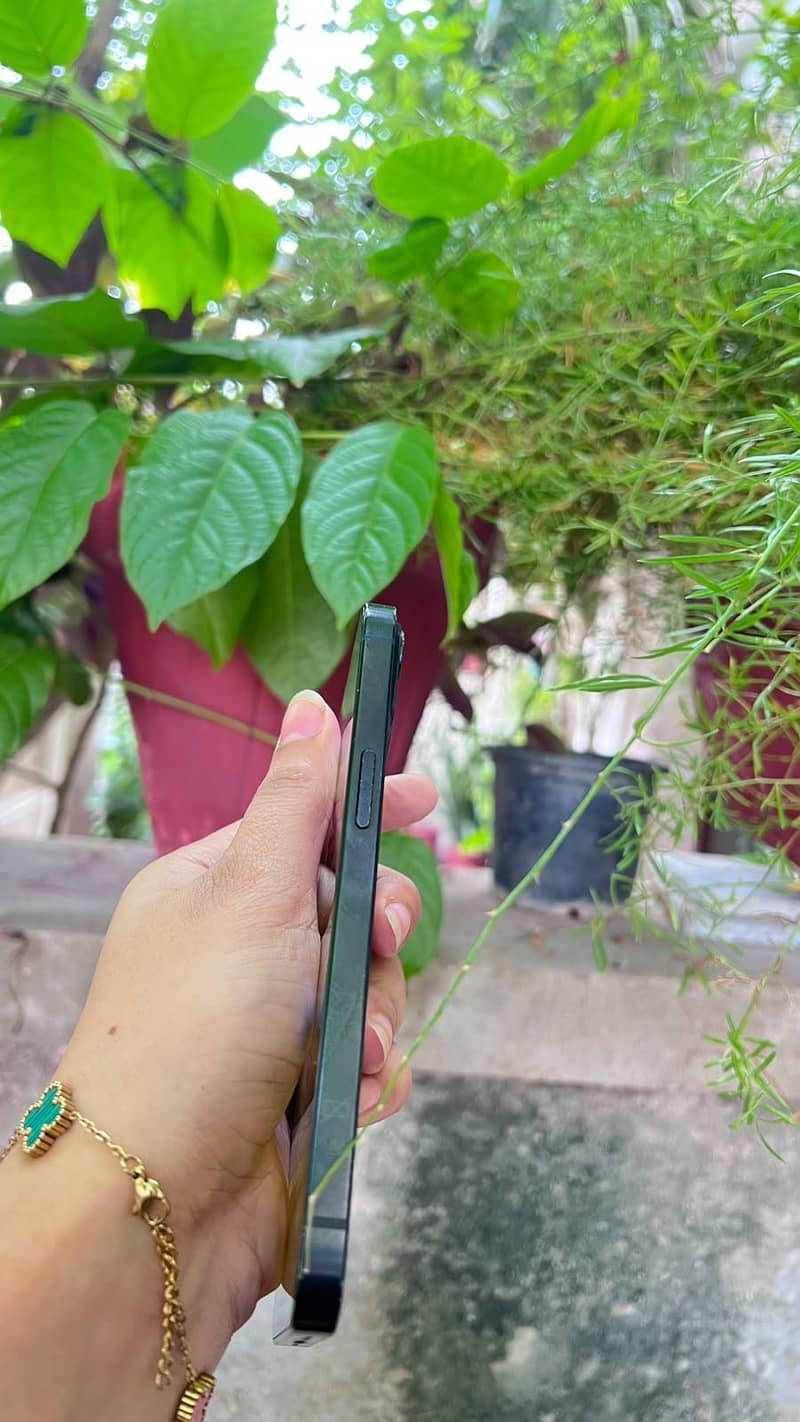 Apple iPhone 13 5