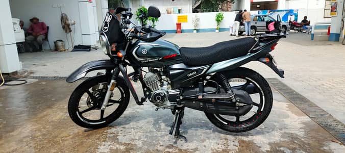 Yamaha YB125Z DX (2025 Model) – 9070 KM – Fully Laminated – Lush Cond