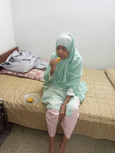 mujhy ek female ki need hy Jo Meri mother k dekh bhalkr saky