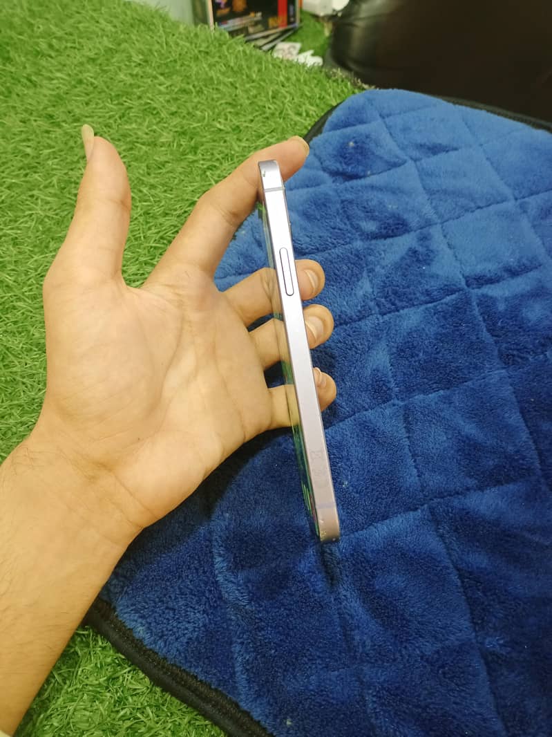 Apple iPhone 12 6