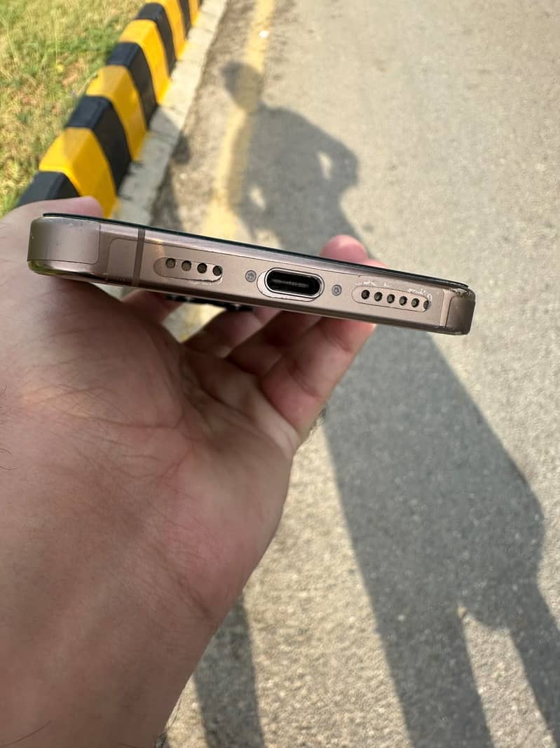 Apple iPhone 16 Pro Max 2