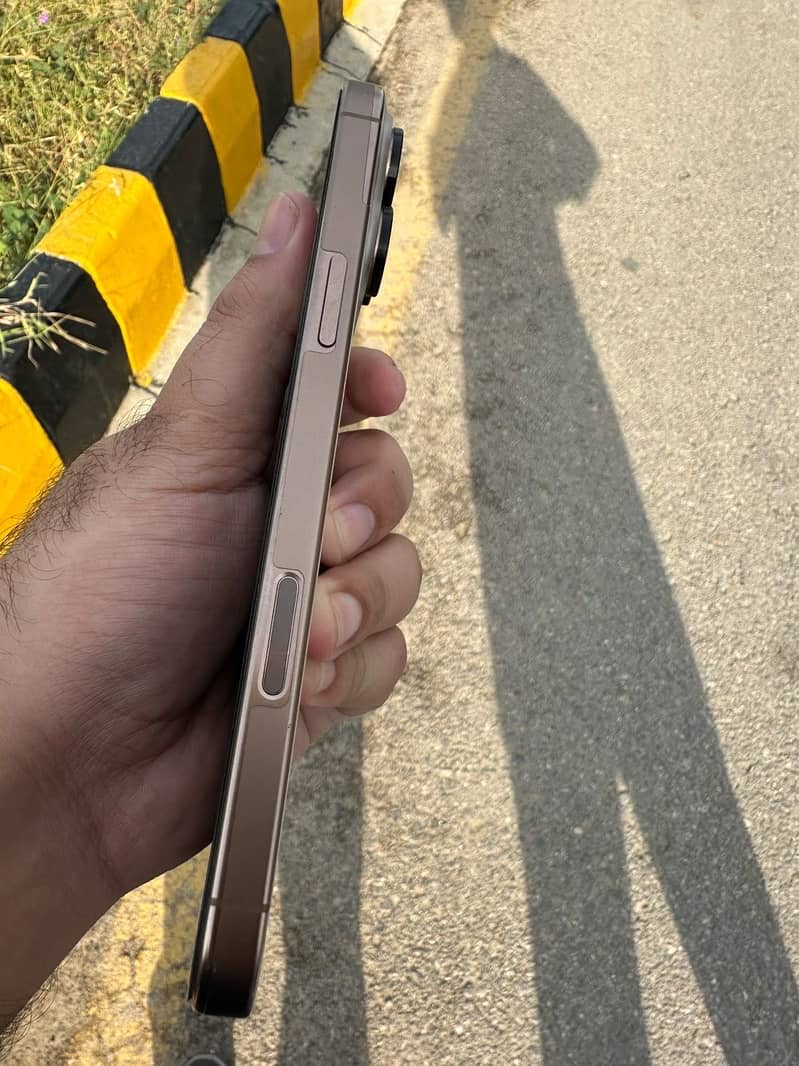 Apple iPhone 16 Pro Max 3