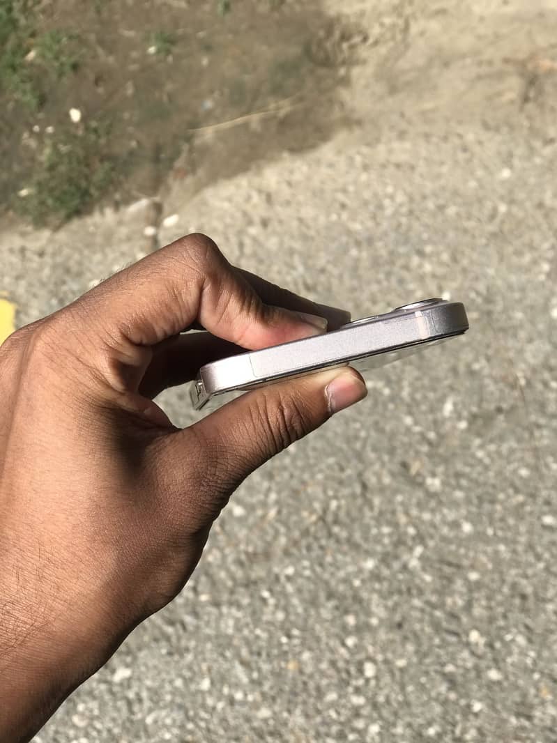 Apple iPhone 13 5