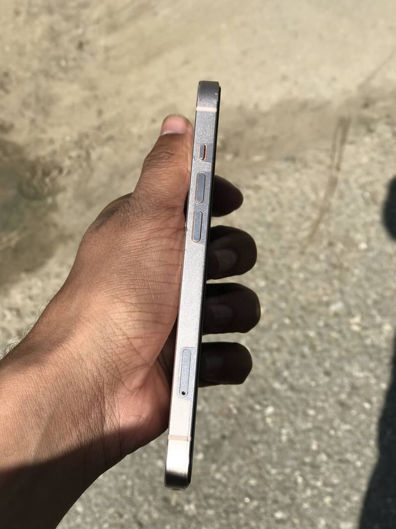 Apple iPhone 13 8