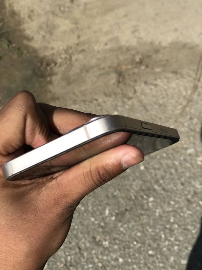 Apple iPhone 13 9