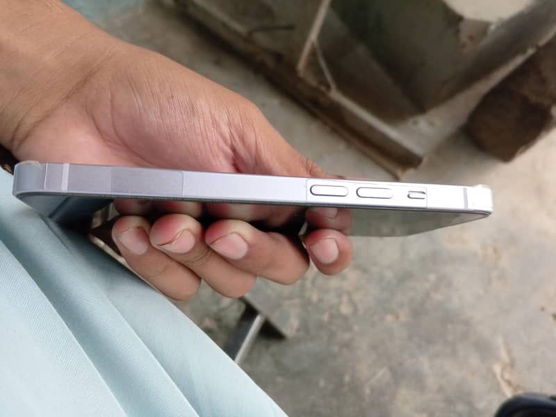 Apple iPhone 14 3