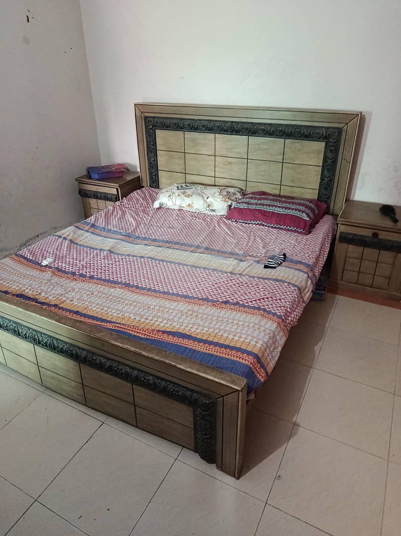 bed set with two side tables 0