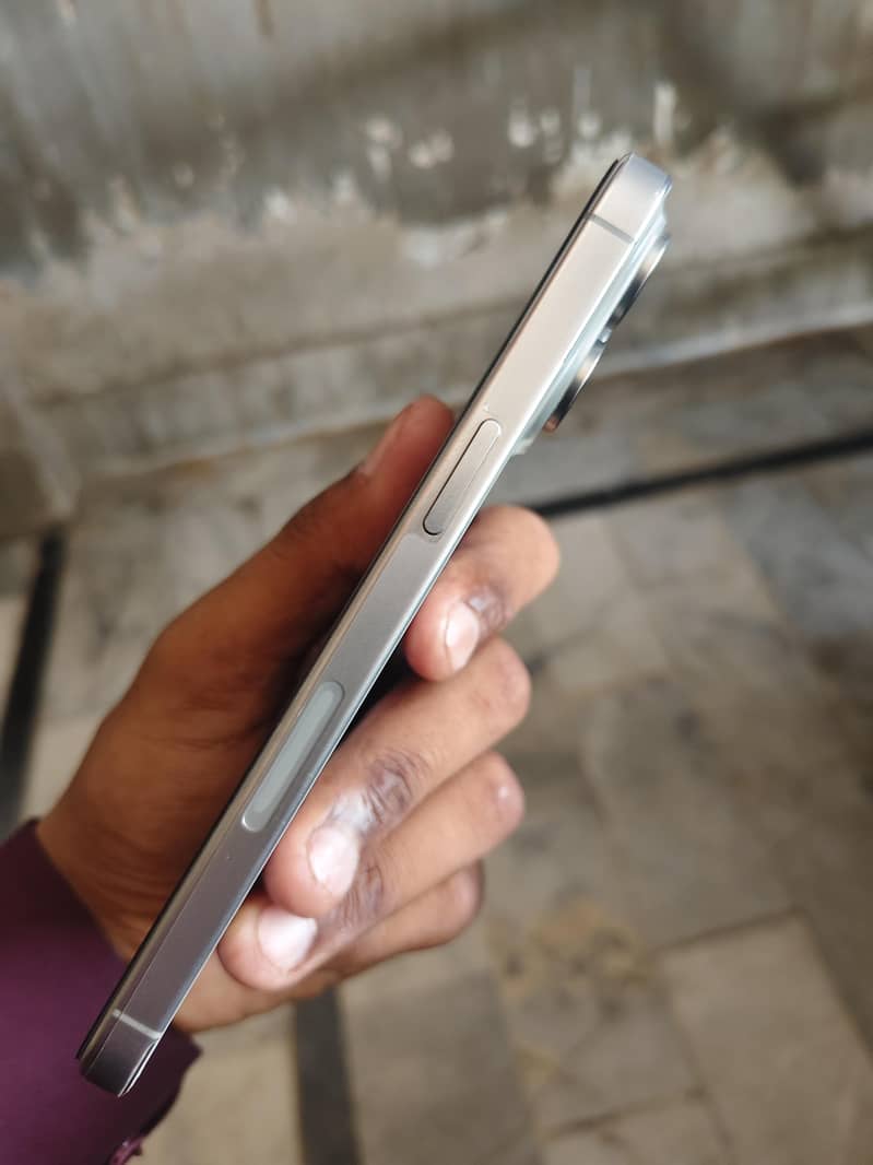 Apple iPhone 15 Pro Max 4