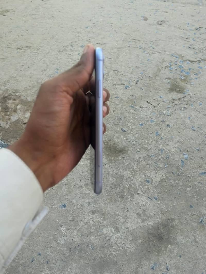 Apple iPhone 11 4