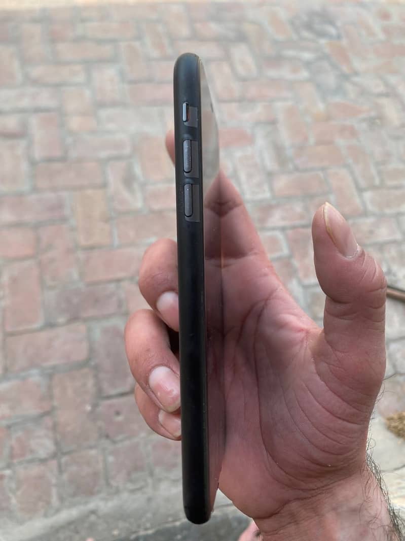 Apple iPhone 11 4