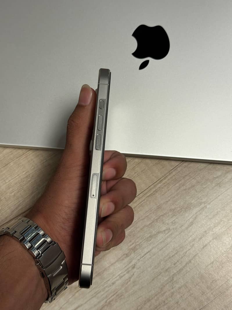 Apple iPhone 15 Pro Max 3