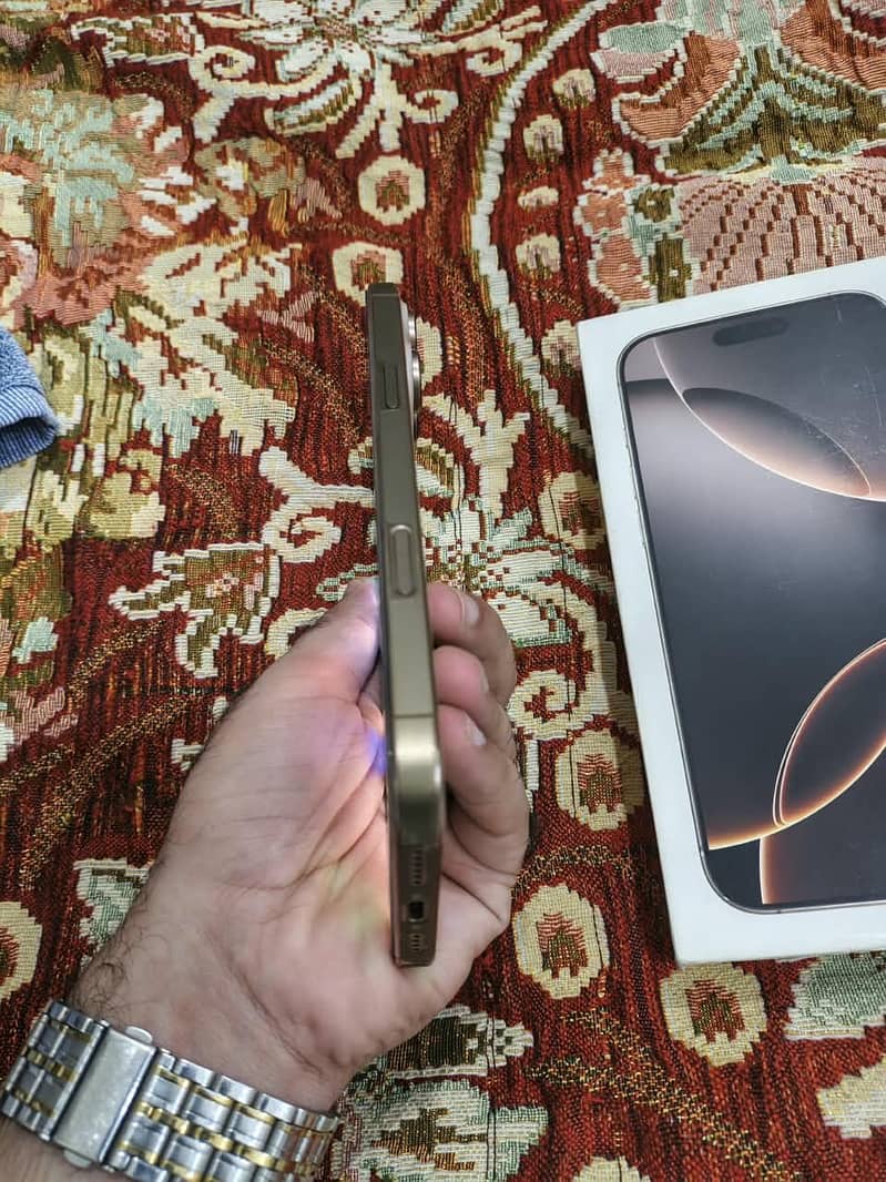Apple iPhone 16 Pro Max 1
