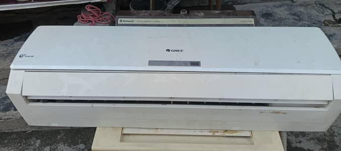 1.5 ton gree inverter Ac good condition 03164250823