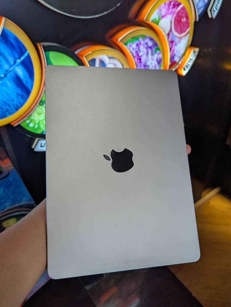 APPLE LAPTOP 1