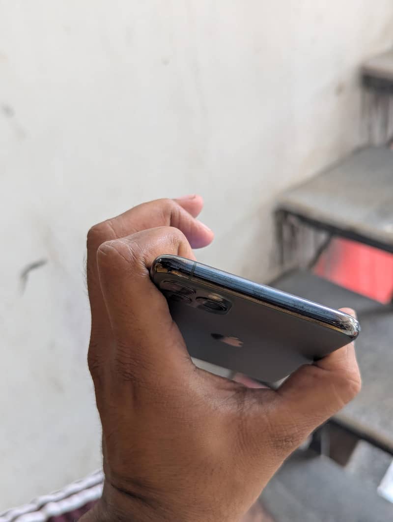 Apple iPhone 11 Pro Max 4