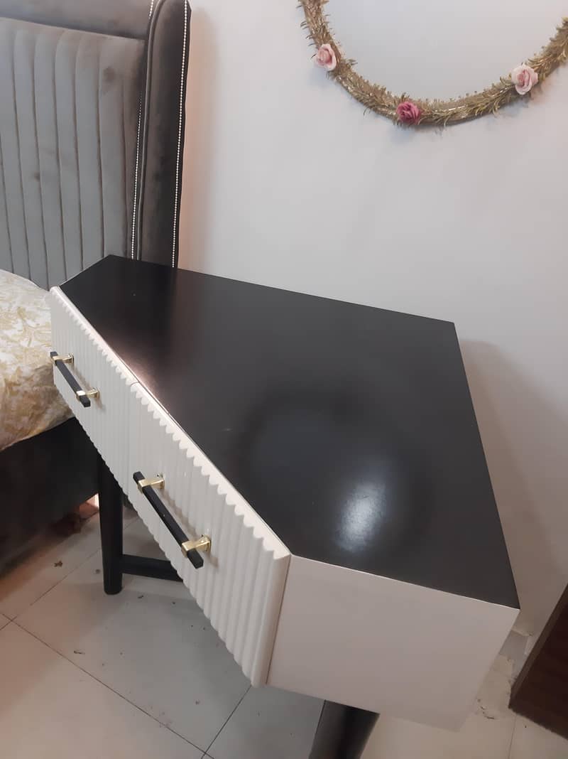 Corner Dressing table 1