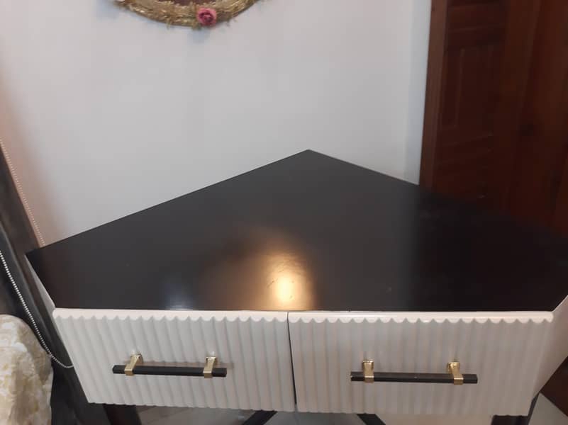 Corner Dressing table 2
