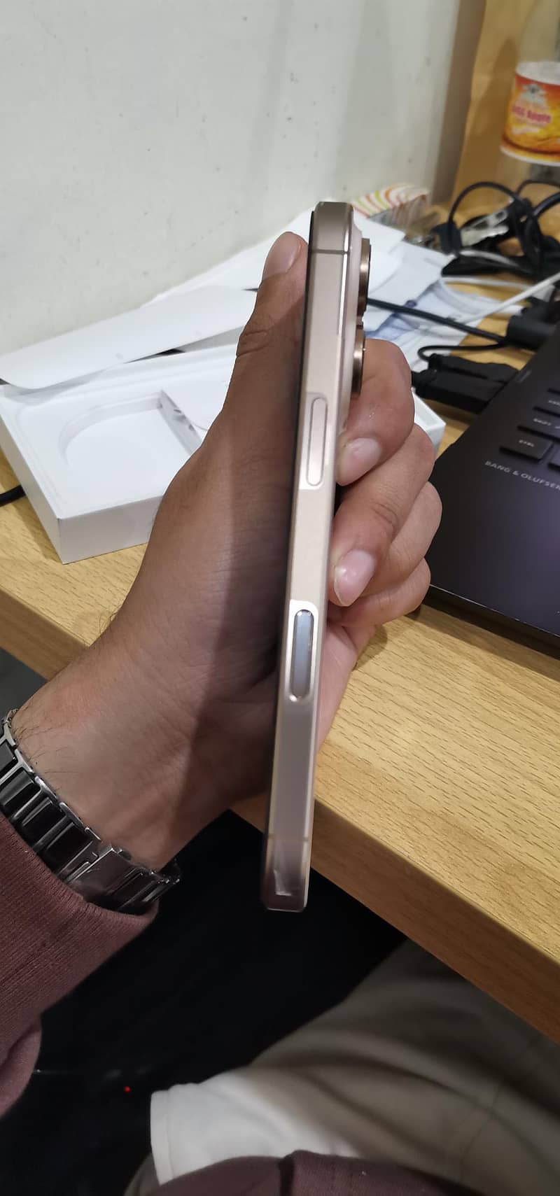 Apple iPhone 16 Pro 3