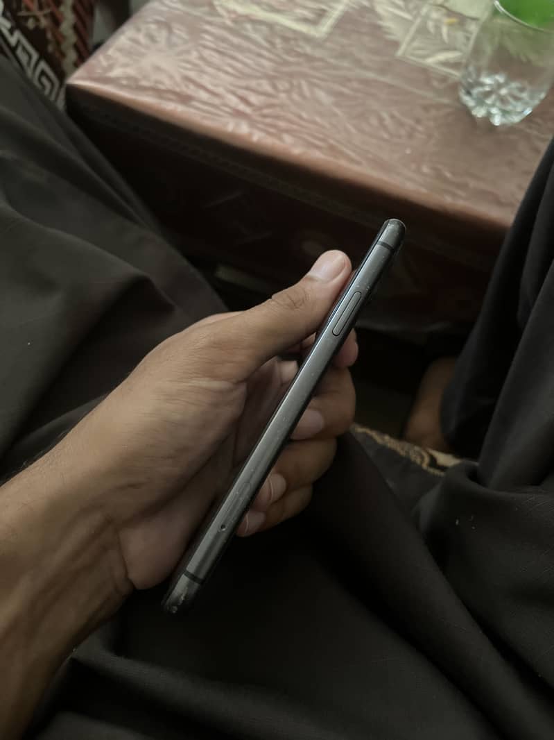 Apple iPhone 11 4