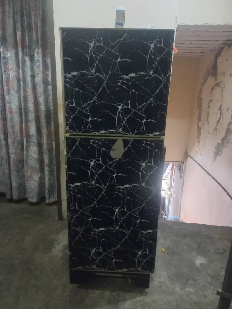 waves Medium size fridge 0
