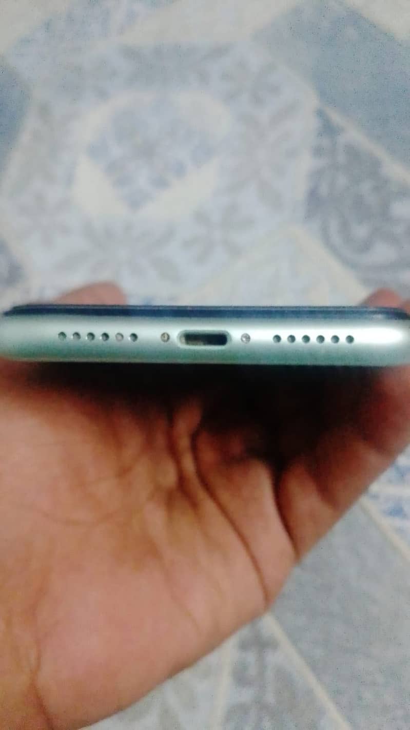Apple iPhone 11 4