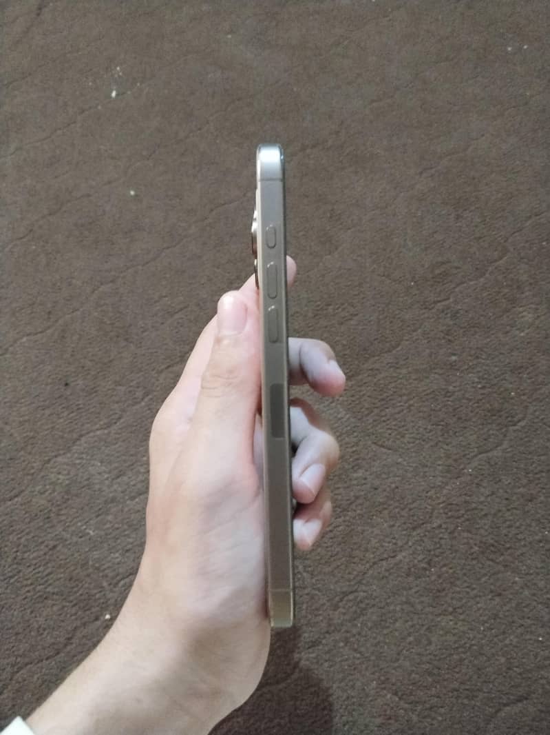 Apple iPhone 16 Pro Max 2