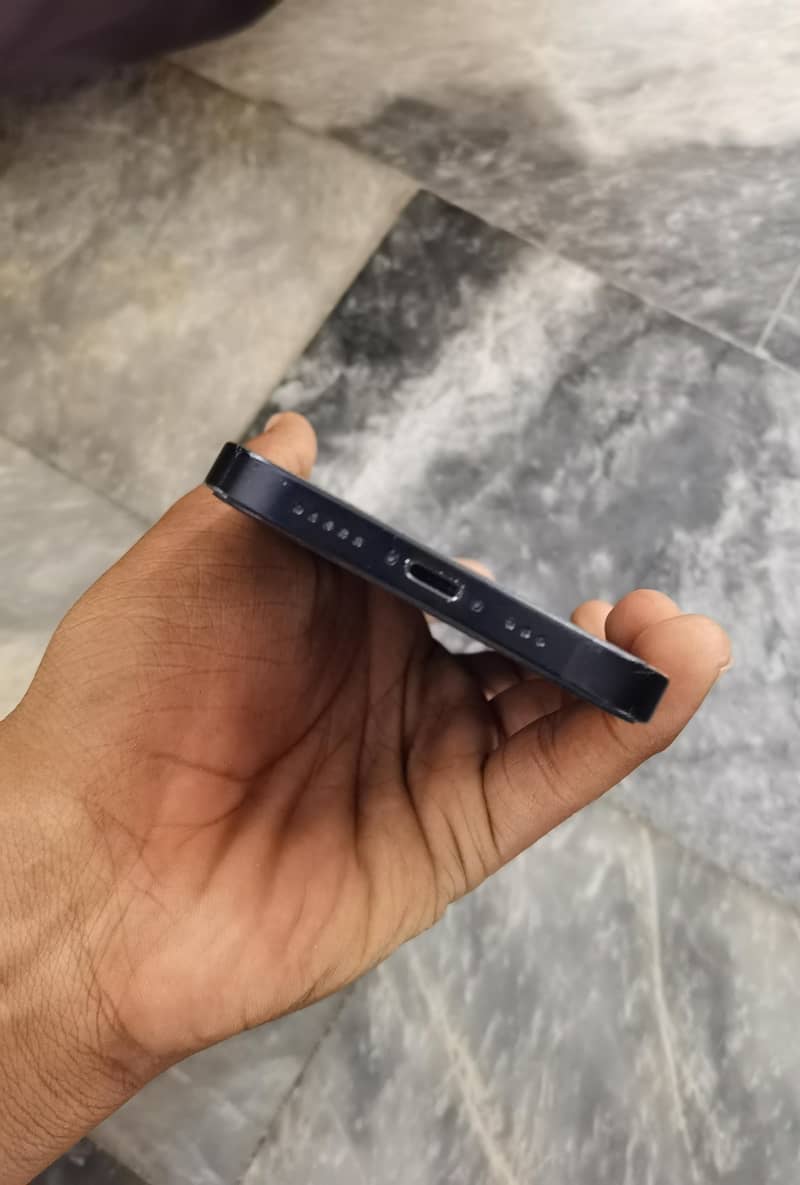 Apple iPhone 12 4