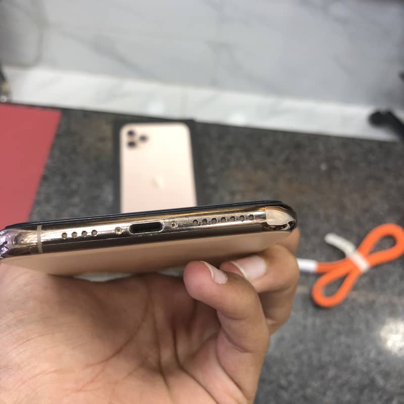 Apple iPhone 11 Pro Max 4