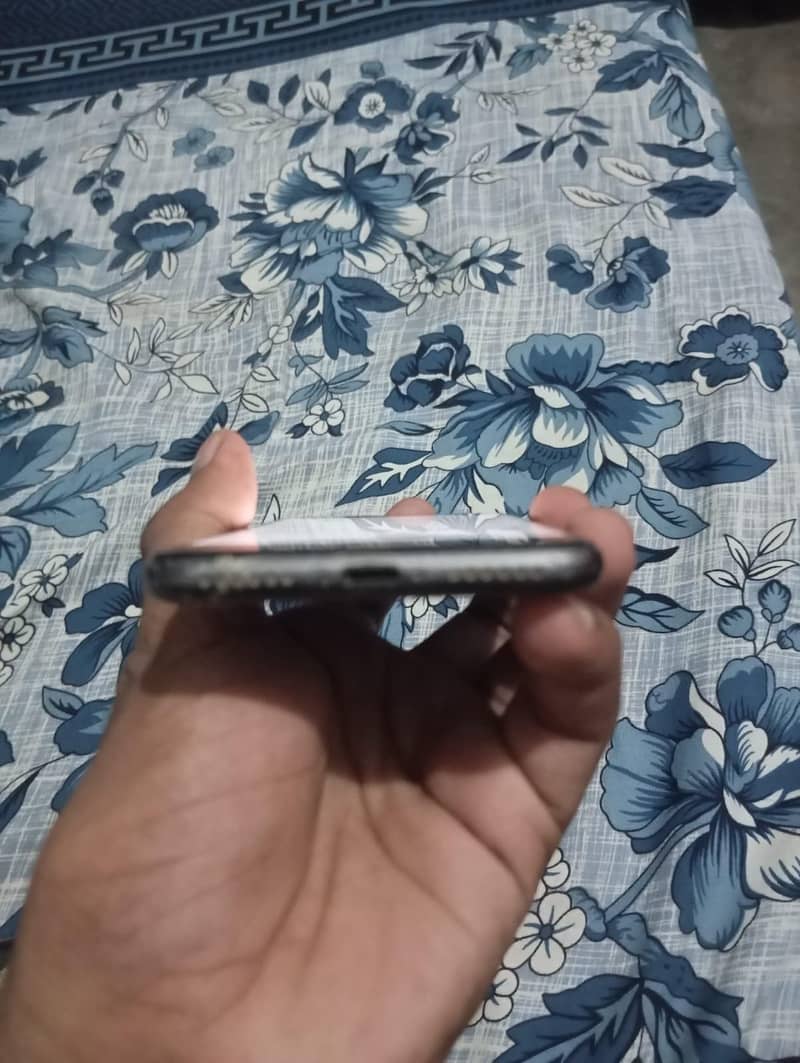 Apple iPhone 8 3