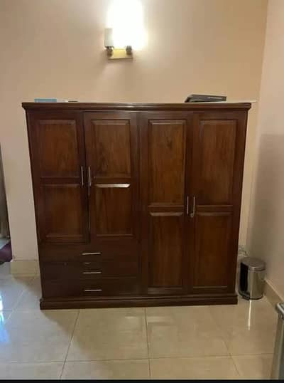 Talyi wood almari