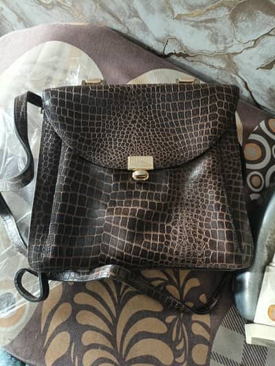 Crossbody bag in 3000 only (pure leather)